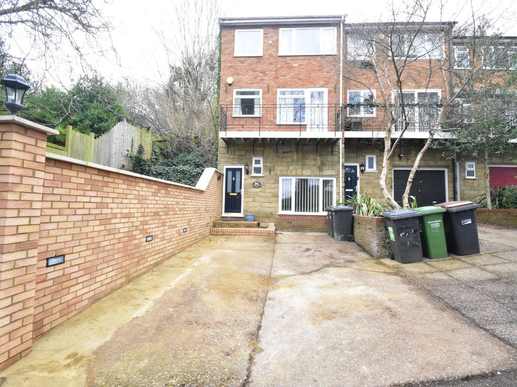4 bed end terrace house to rent in Hart Hill Lane, Luton, Bedfordshire