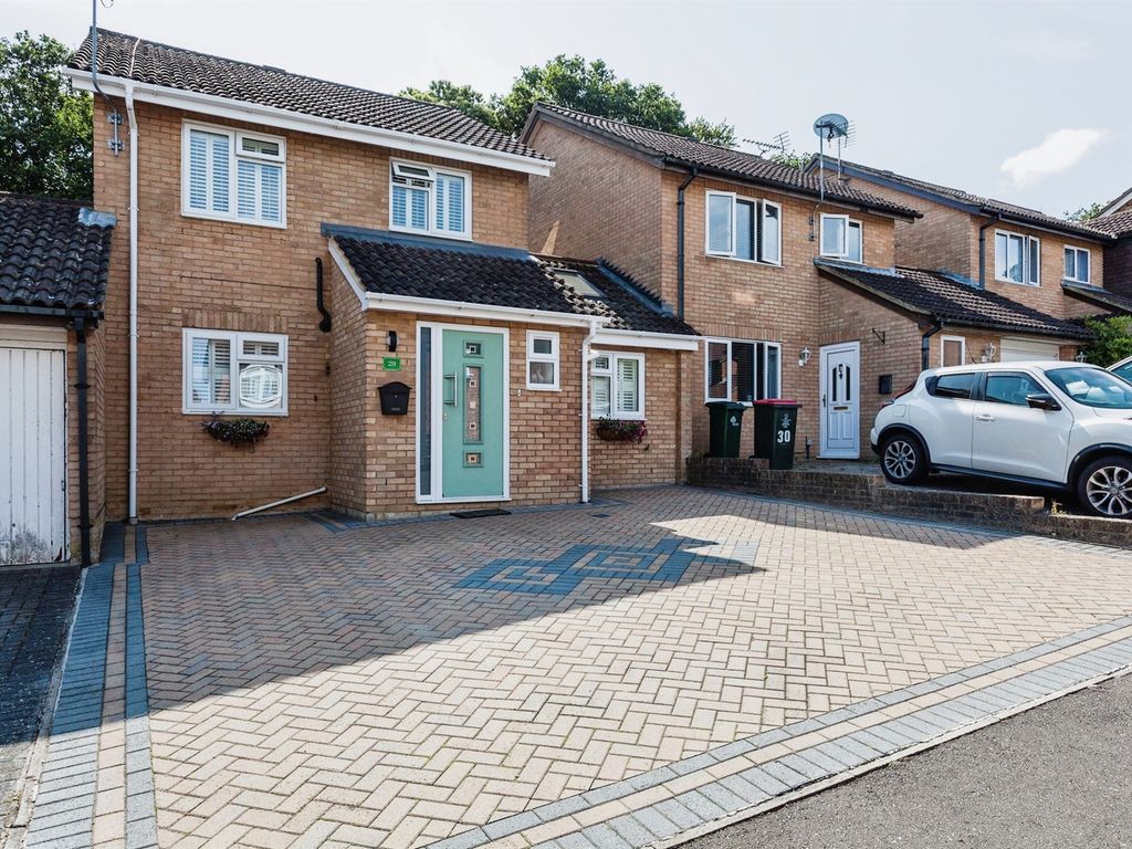 3 bed semidetached house for sale in Ranmore Close, Pease Pottage