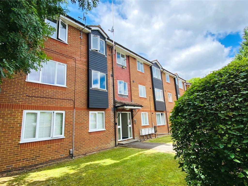 1 bed flat to rent in Rosefield Road, StainesUponThames, Surrey TW18