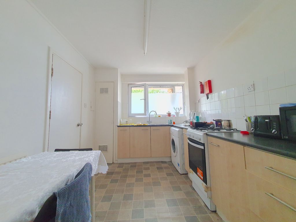 4 bed to rent in Mile End, London E3, £3,300 pcm Zoopla