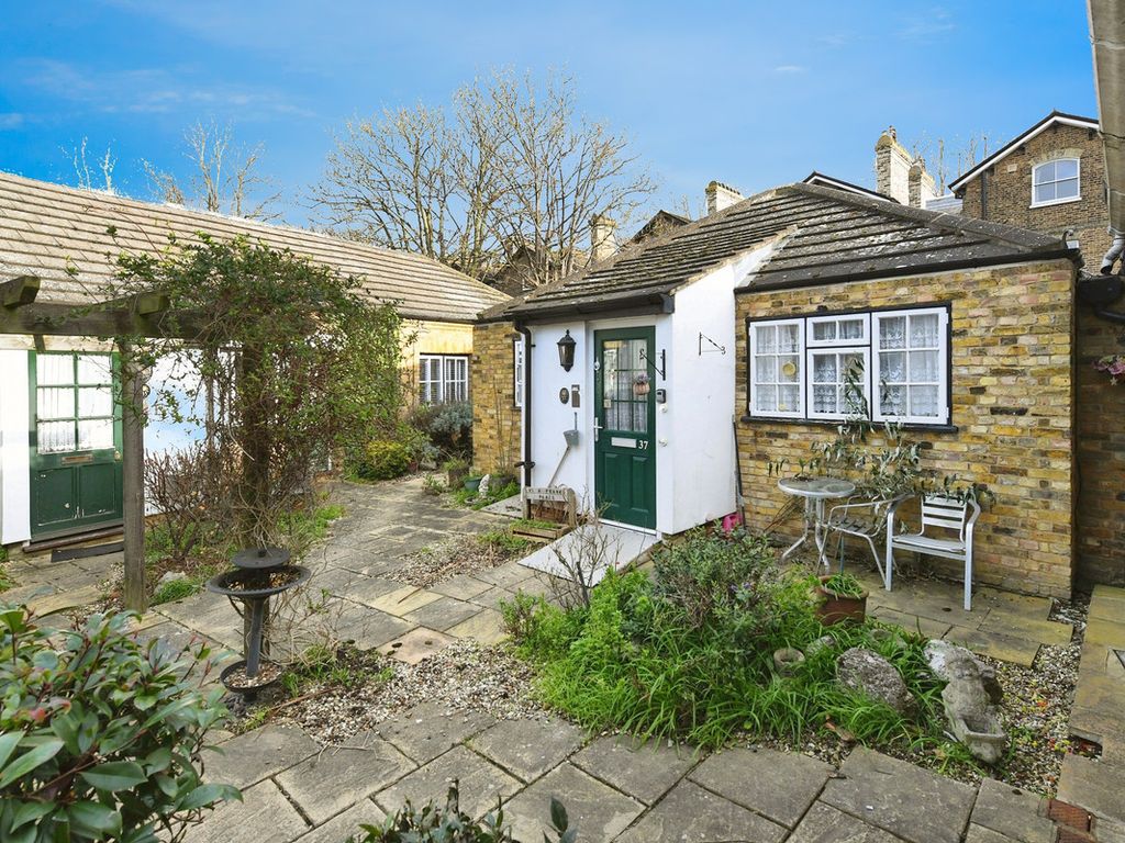 1 bed bungalow for sale in Cambridge Road, SouthendOnSea SS1, £