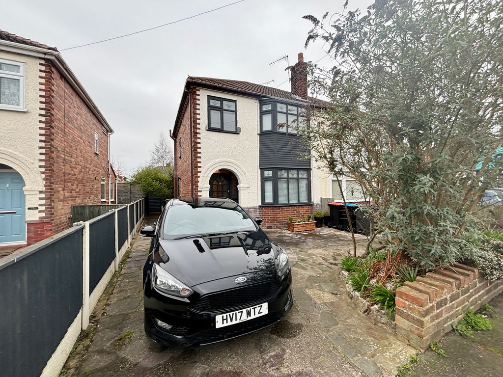 3 bed semidetached house for sale in Butterbache Road, Huntington