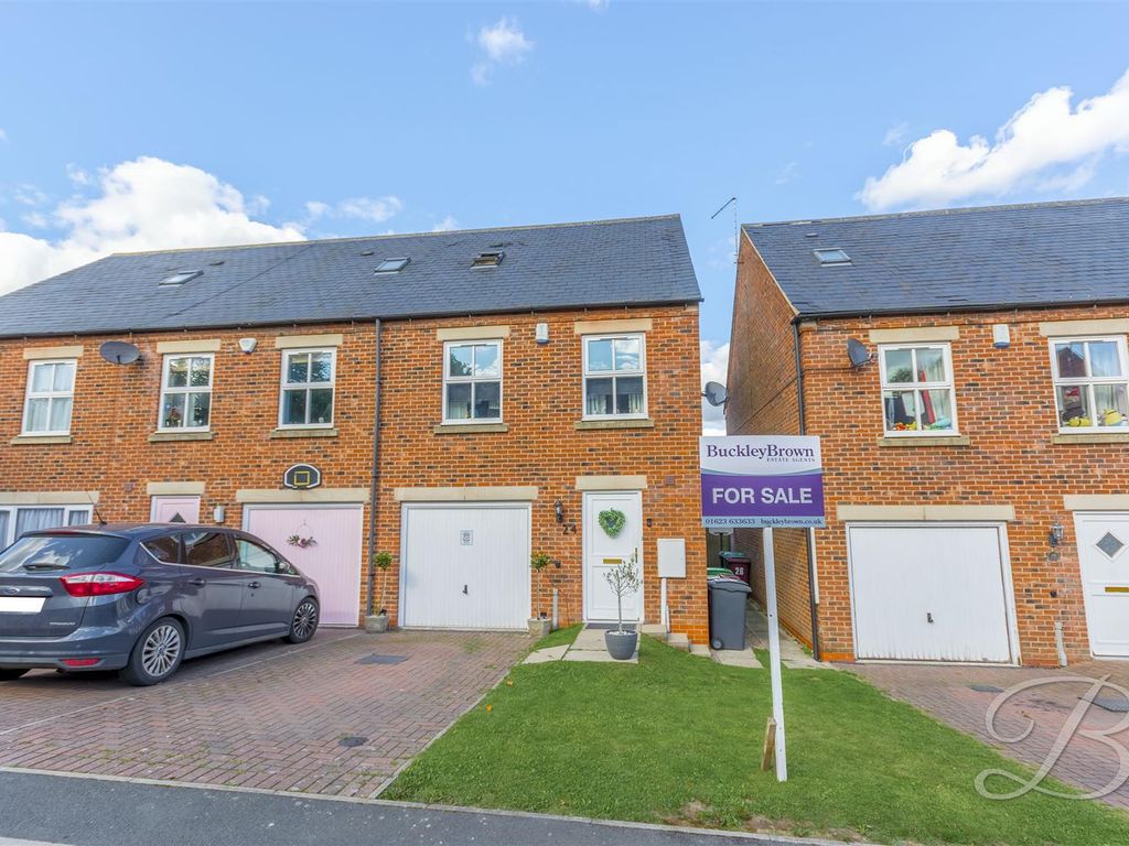 3 bed end terrace house for sale in Hall Farm Gardens, Holmewood