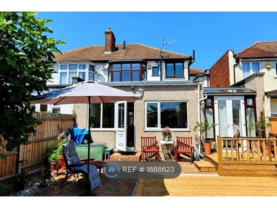 Studio to rent in Henley Avenue, Cheam, Sutton SM3, £1,200 pcm Zoopla