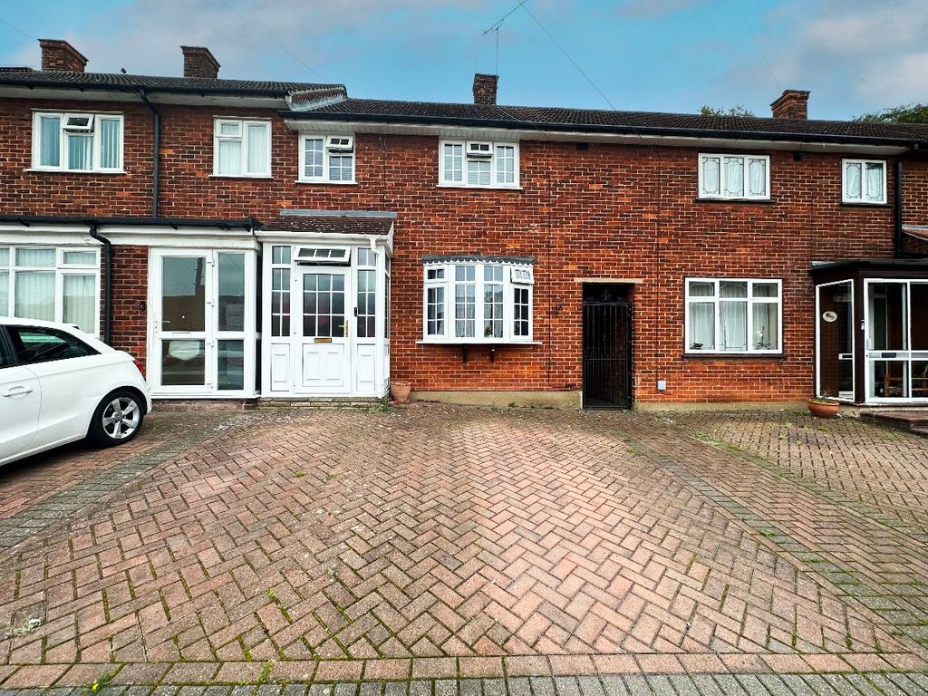 3 bed terraced house for sale in Dagnam Park Drive, Romford RM3, £
