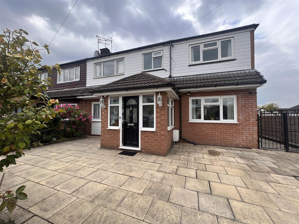 6 bed semidetached house for sale in Silverthorne Close, Stalybridge