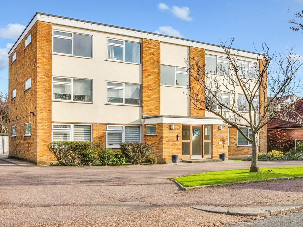 2 bed flat for sale in Theobalds Road, LeighOnSea SS9, £425,000 Zoopla