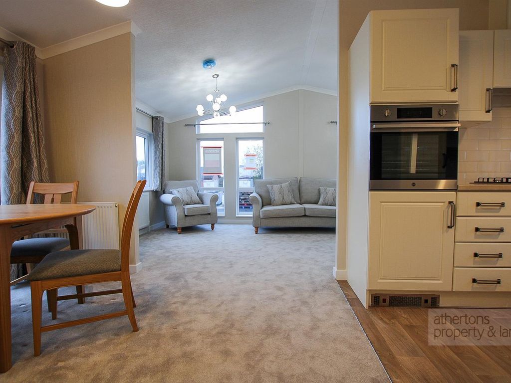 2 bed mobile/park home for sale in Ledale Mobile Home Park, Clayton Le