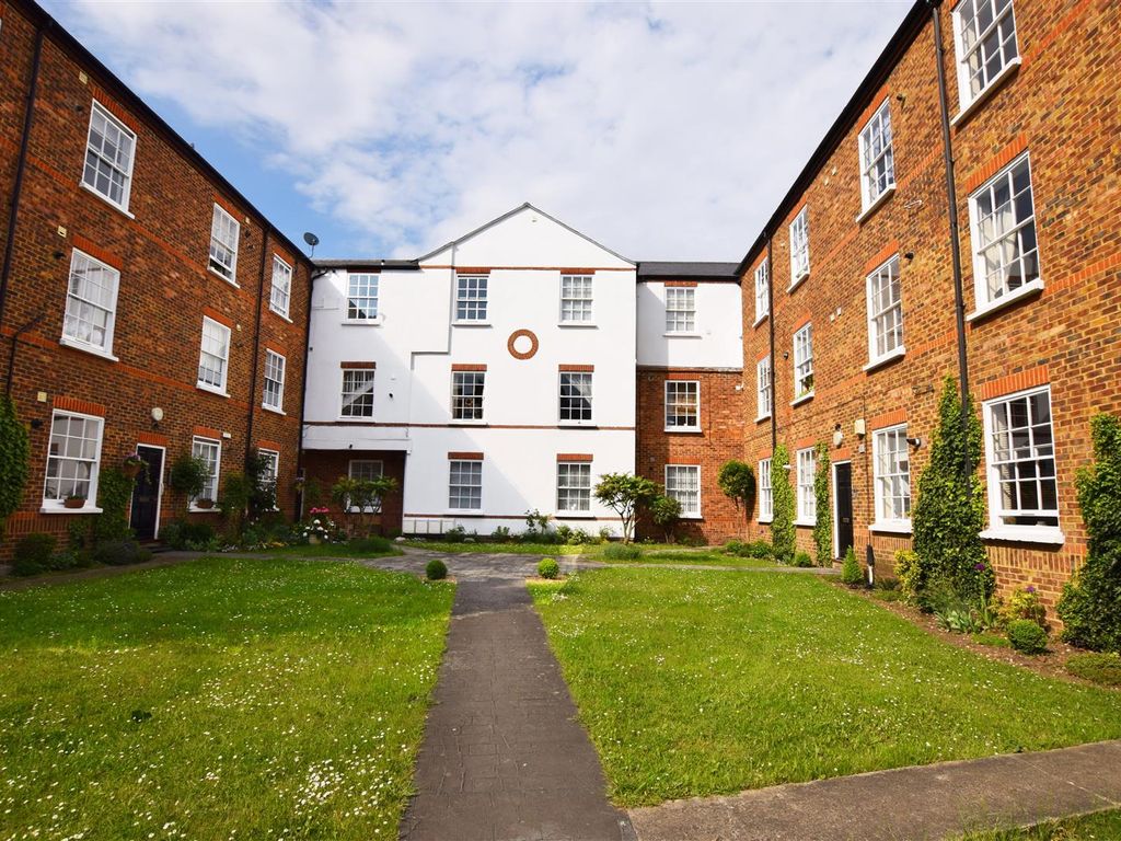1 bed flat to rent in Hampton Road, Teddington TW11, £1,250 pcm Zoopla