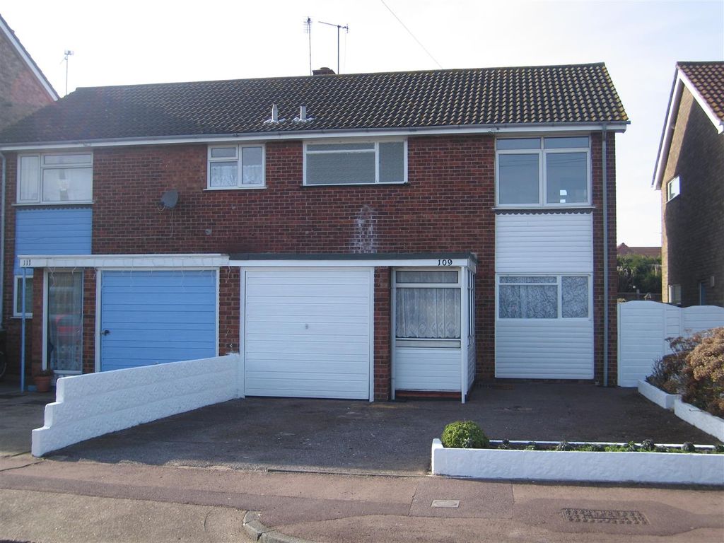 3 bed semidetached house to rent in Gunners Road, Shoeburyness