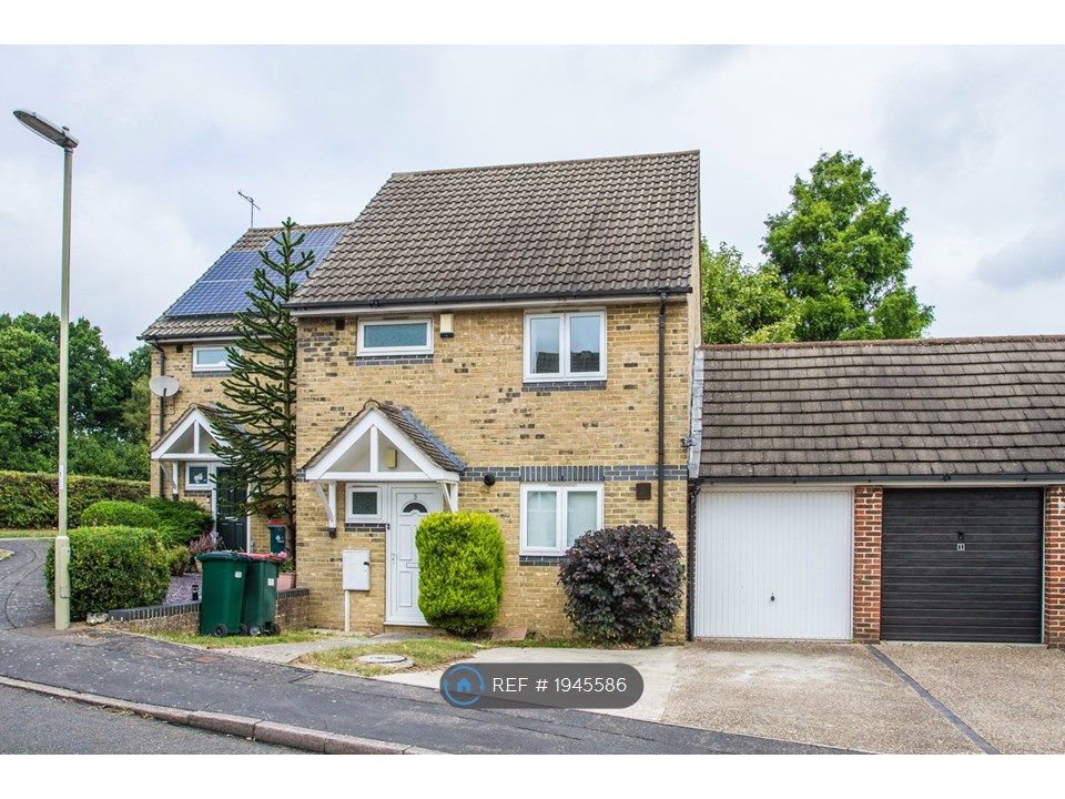 3 bed semidetached house to rent in Watson Close, Maidenbower, Crawley