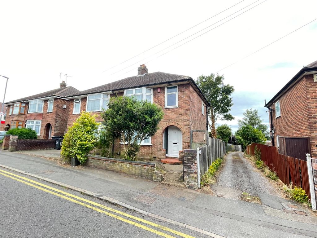 3 bed semidetached house for sale in Durham Road, Luton LU2 Zoopla