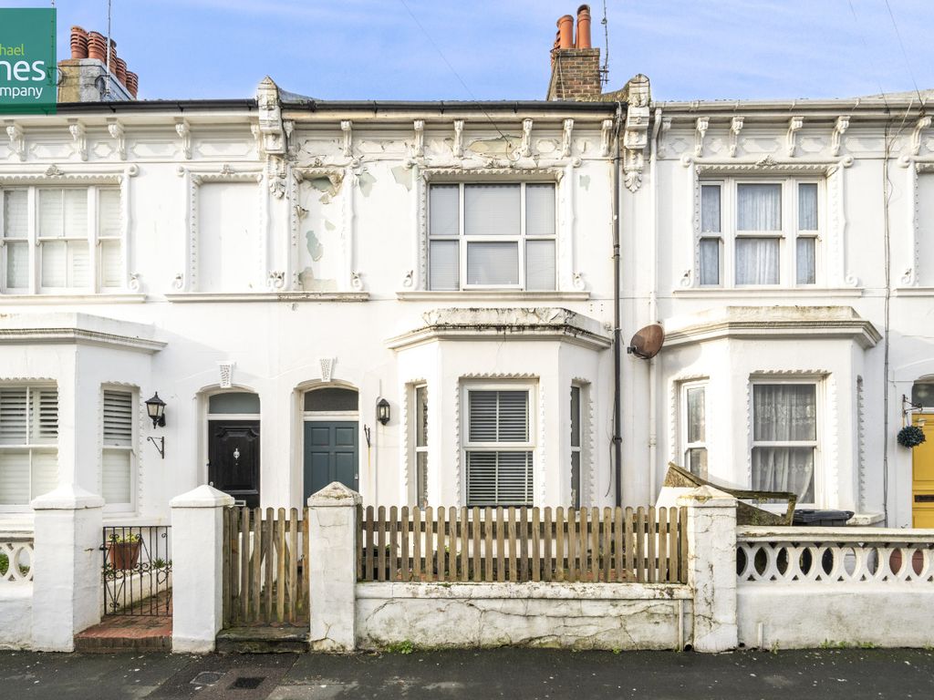 3 bed terraced house to rent in Graham Road, Worthing, West Sussex BN11