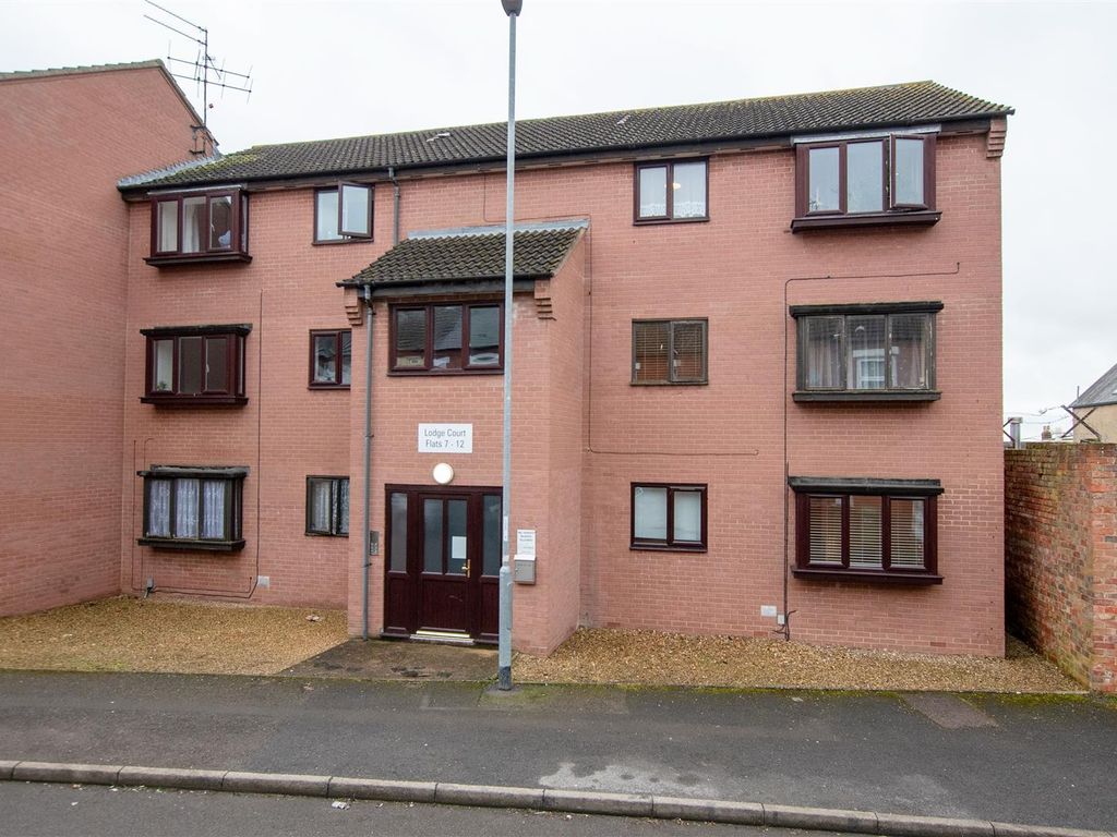 2 bed flat to rent in Lodge Court, York Road, Wellingborough NN8 Zoopla