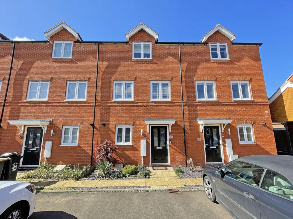 4 bed town house for sale in King Avenue, Bedford MK40 Zoopla