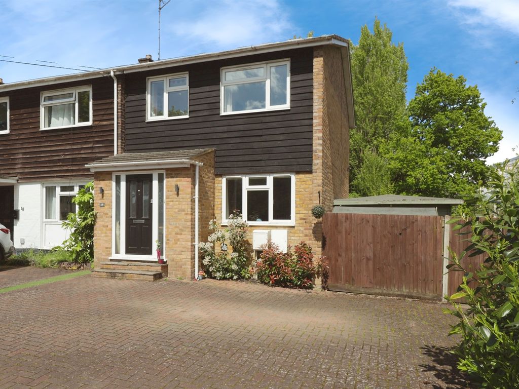 3 bed end terrace house for sale in Longmore Close, Maple Cross