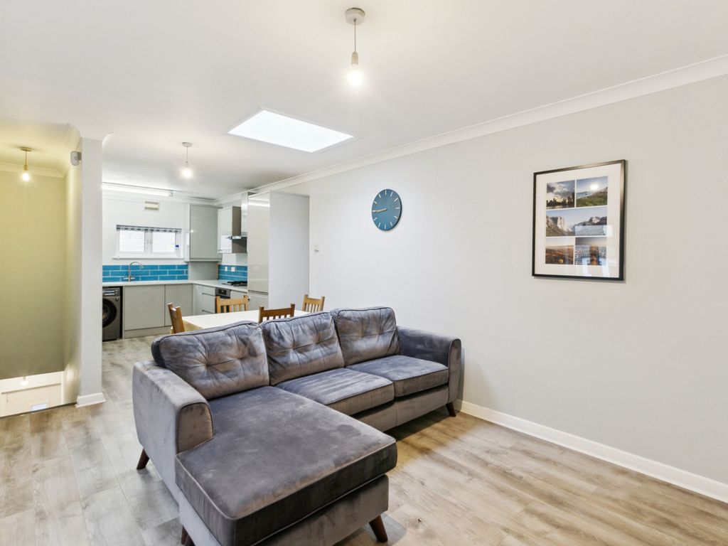 3 bed flat to rent in Wandsworth High Street, Wandsworth Park SW18, £