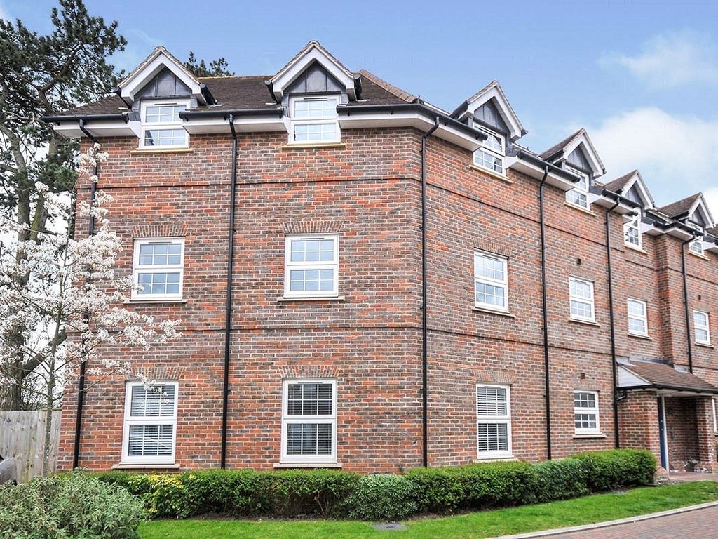 2 bed flat for sale in Glebe House Drive, Bromley BR2, £375,000 Zoopla