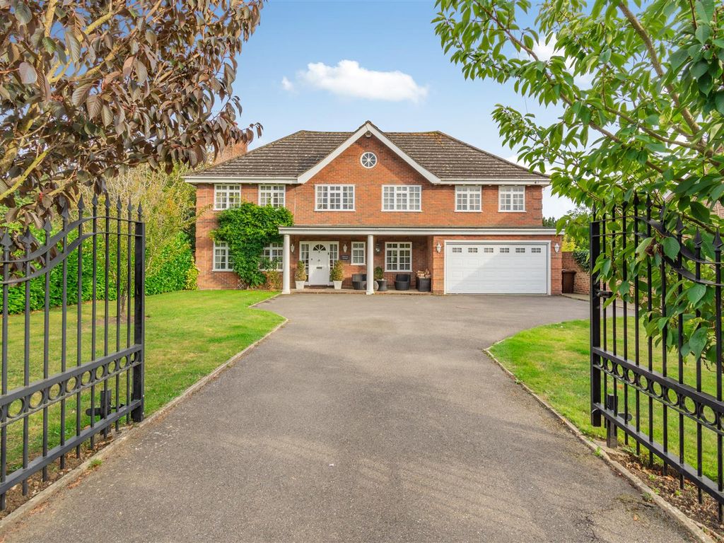 4 bed detached house for sale in Pickering Street, Loose, Maidstone
