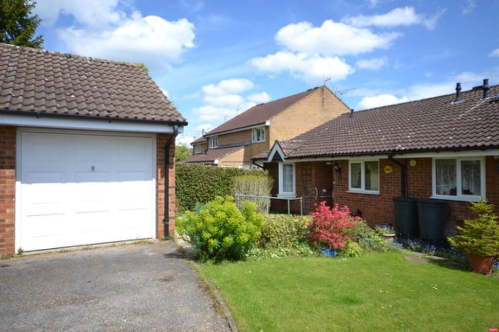 2 bed semidetached bungalow for sale in The Paddock,