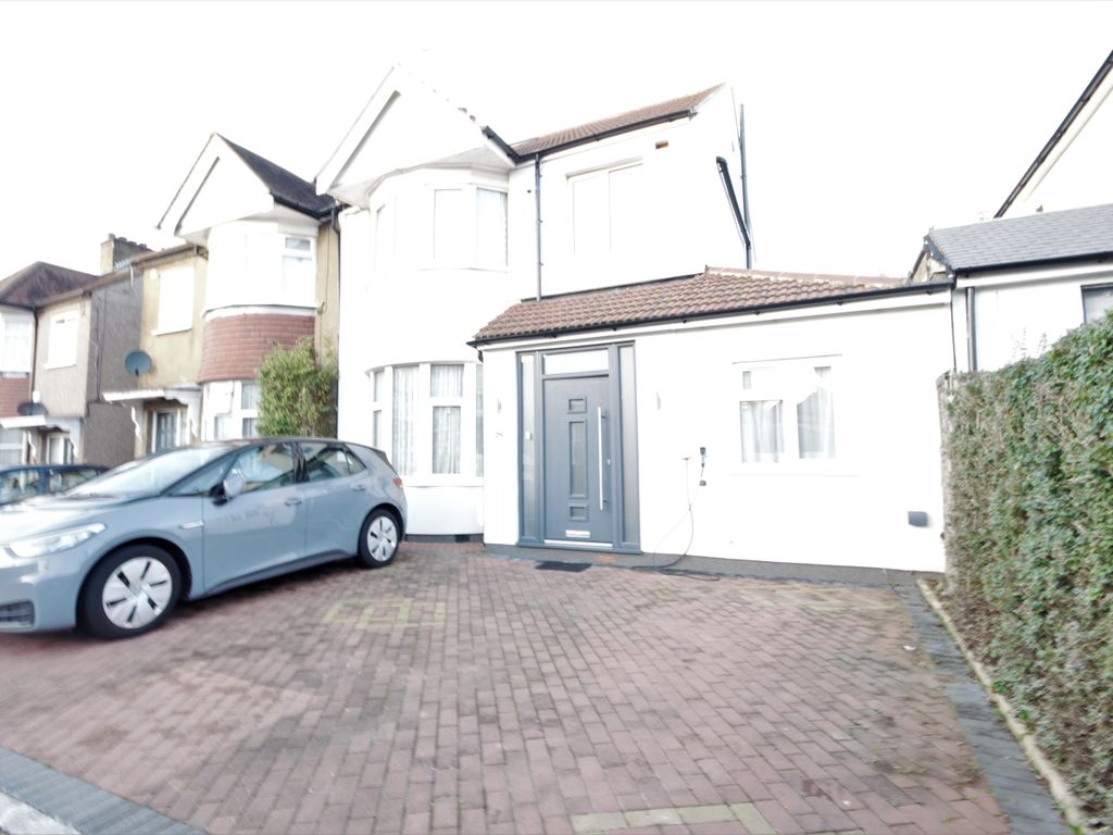 1 bed flat to rent in Northumberland Road, North Harrow, Harrow HA2, £1,600 pcm Zoopla