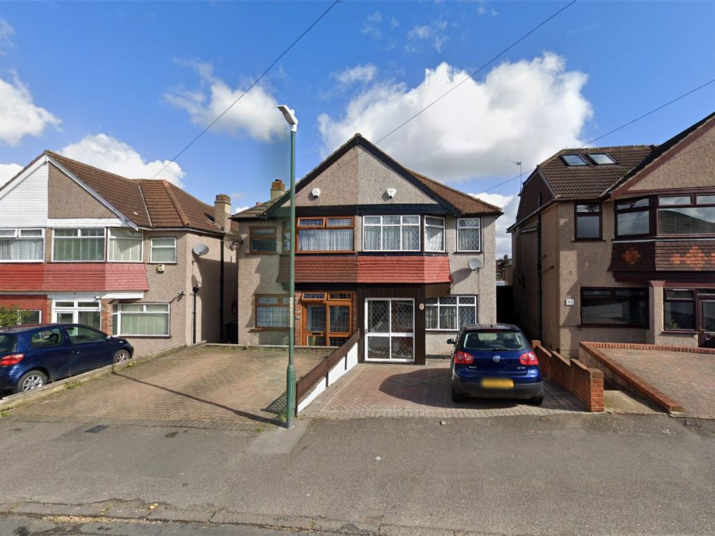 3 bed semidetached house to rent in Hallford Way, Dartford, Kent DA1