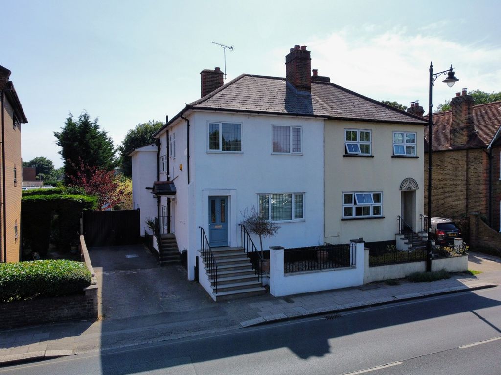 London Street, Chertsey, Surrey KT16  
