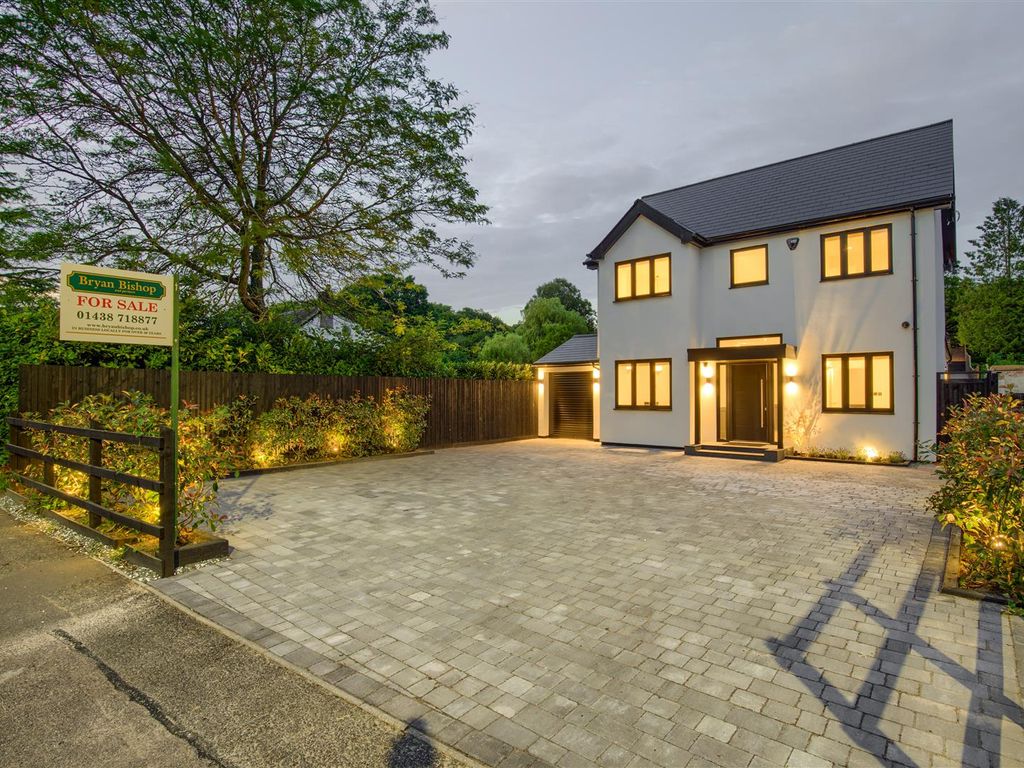 4 bed detached house for sale in Codicote Road, Welwyn AL6, £1,350,000