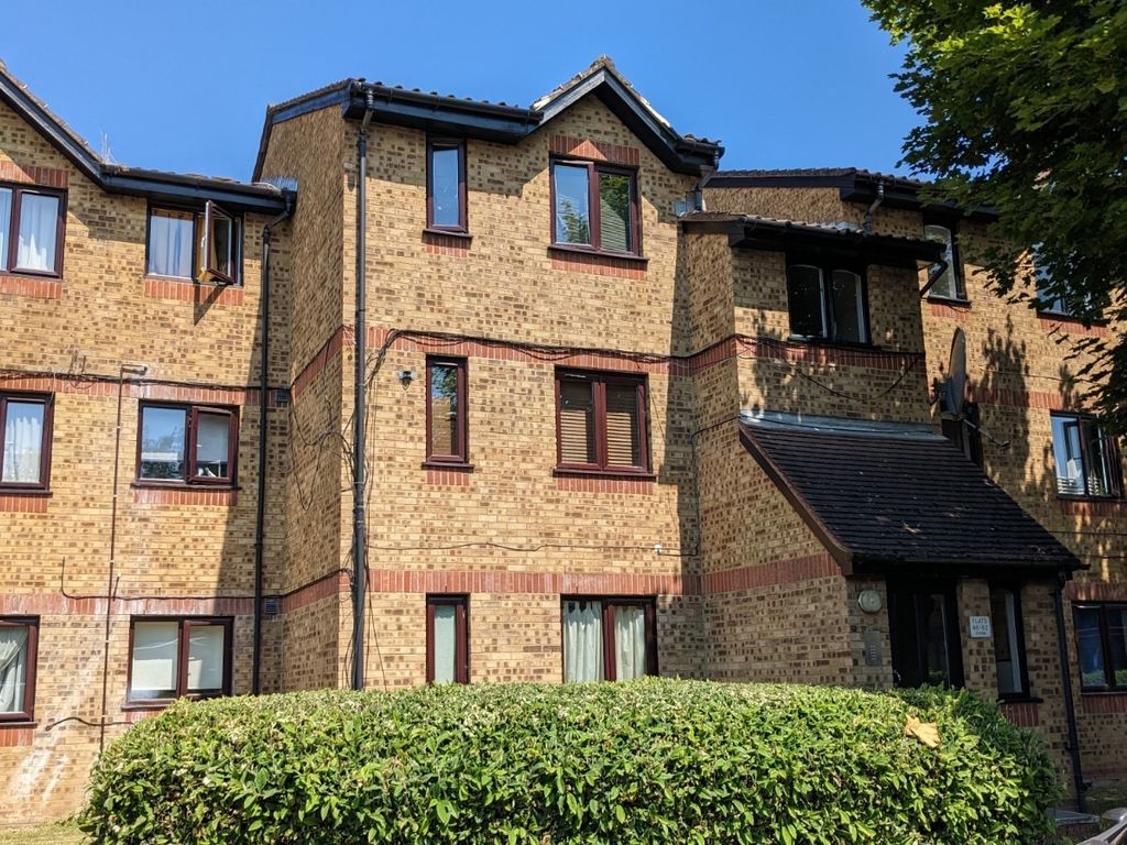2 bed flat for sale in Westfield Close, Enfield, Greater London EN3