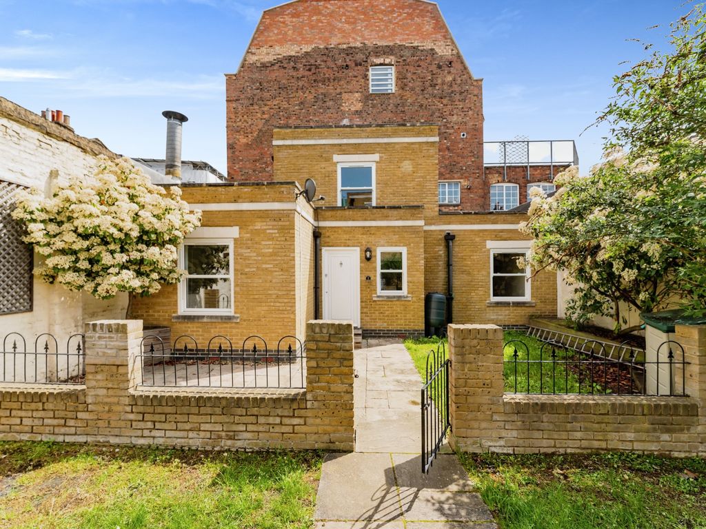 3 bed terraced house to rent in East Acton Arcade, Old Oak Common Lane
