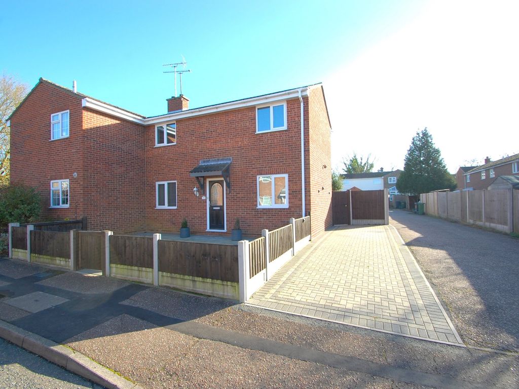 3 bed semidetached house for sale in Longfields, Witham CM8, £300,000