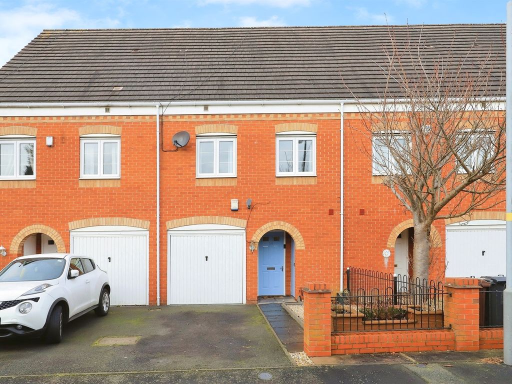 3 bed town house for sale in Ellards Drive, Wednesfield, Wolverhampton