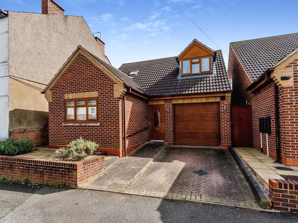 3 bed detached house for sale in Vicarage Road, Wednesbury WS10, £