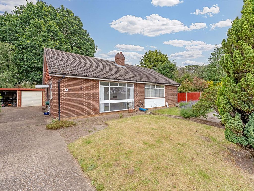 2 bed semidetached house for sale in Dukes Close, Hampton TW12, £