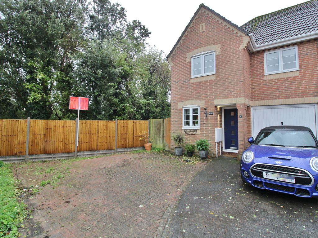 3 bed end terrace house for sale in Watersmeet, Fareham PO16, £355,000