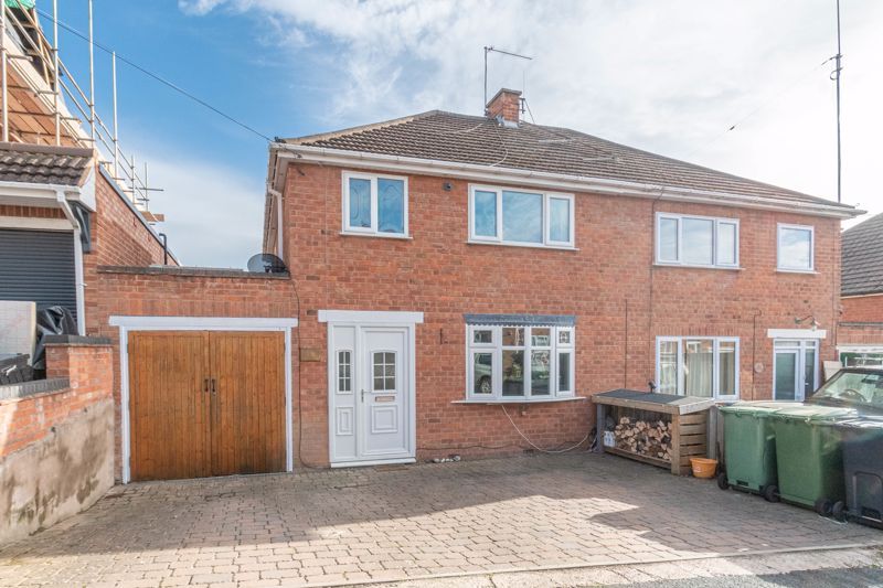 3 bed semidetached house for sale in Wychwood Drive, Hunt End