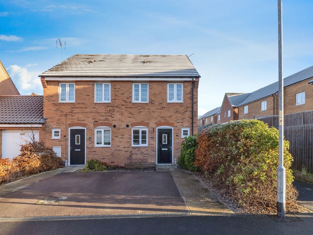 2 bed end terrace house for sale in Hathersage Close, Grantham NG31, £