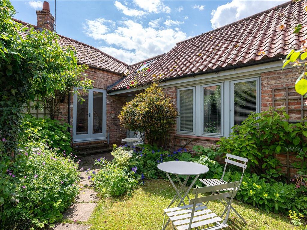 2 bed barn conversion for sale in Sand Hutton Court, Sand Hutton, York