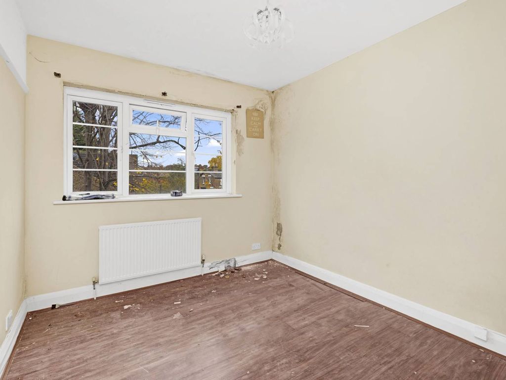 2 bed flat for sale in Clive Road, West Dulwich, London SE21, £250,000