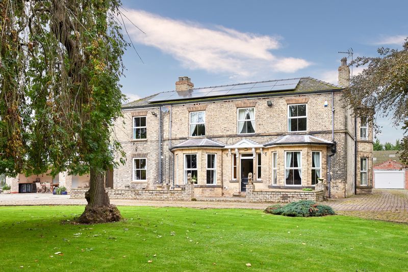 7 bed detached house for sale in West Bank, Carlton, Goole DN14, £