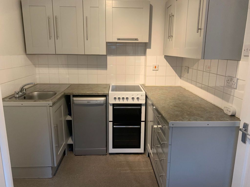 1 bed flat to rent in Wickham Avenue, BexhillOnSea TN39, £800 pcm Zoopla