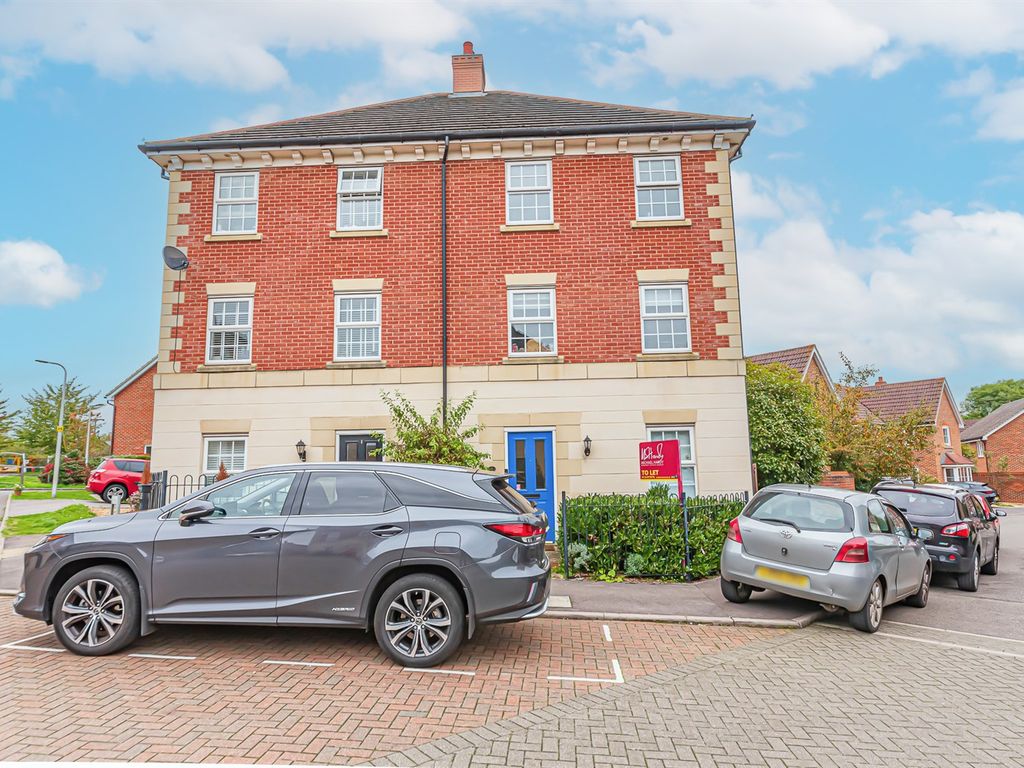 4 bed town house to rent in Chrysanthemum Drive, Shinfield, Reading RG2