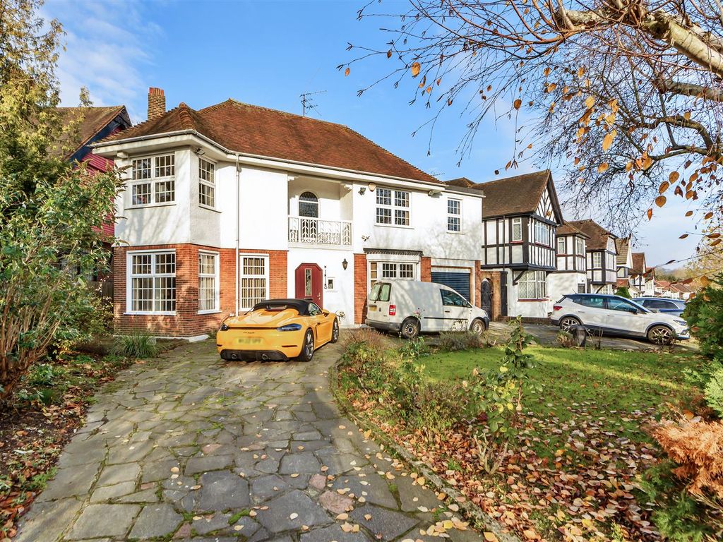 4 bed detached house for sale in Penshurst Gardens, Edgware HA8, £