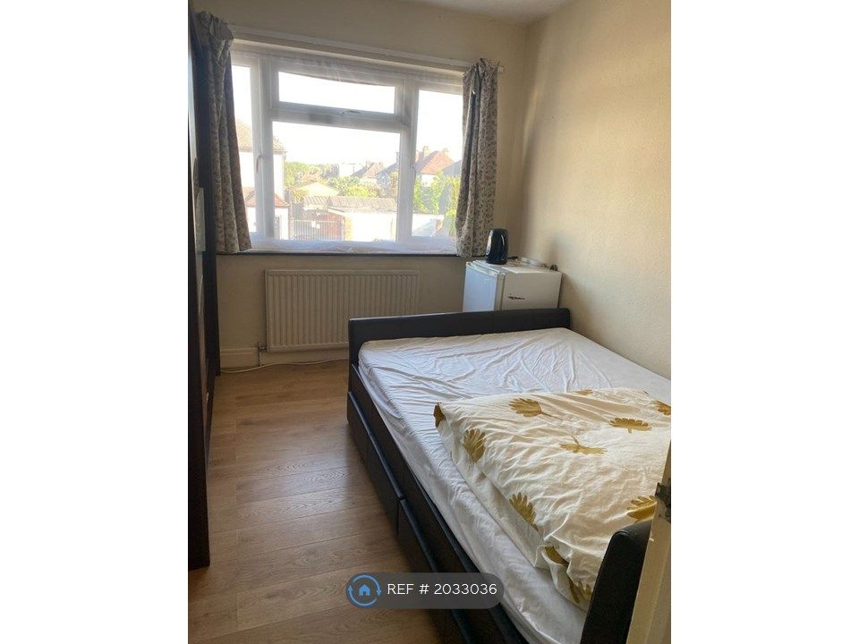 Room to rent in Braintree Road, London HA4, £600 pcm Zoopla