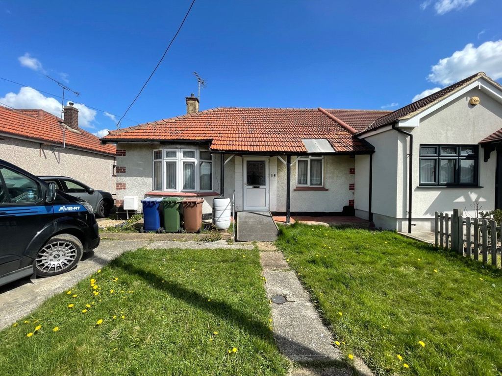 2 bed bungalow for sale in Giffords Cross Avenue, Corringham, Stanford