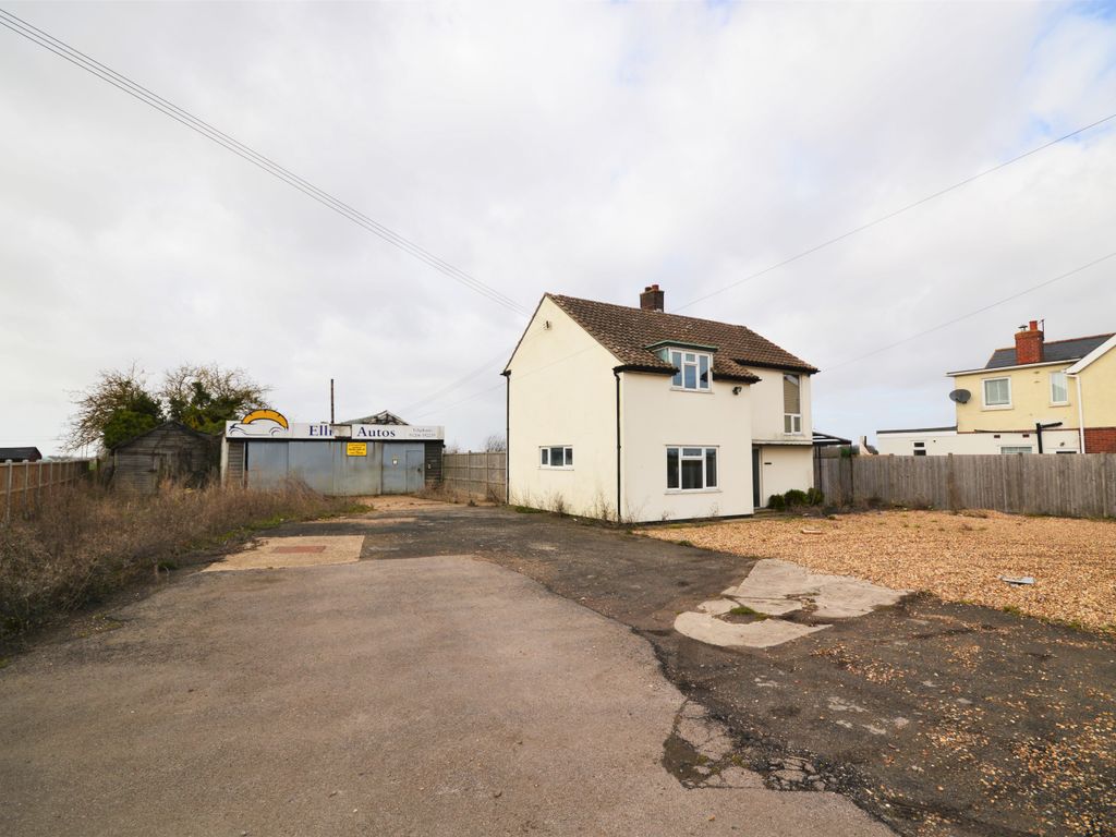 3 bed property for sale in Clacton Road, Horsley Cross, Manningtree