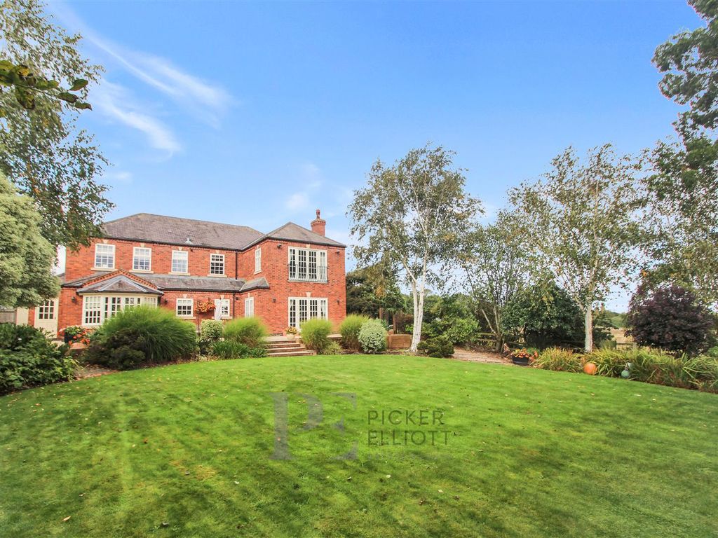 4 bed detached house for sale in The Coppice, Burbage, Hinckley LE10, £