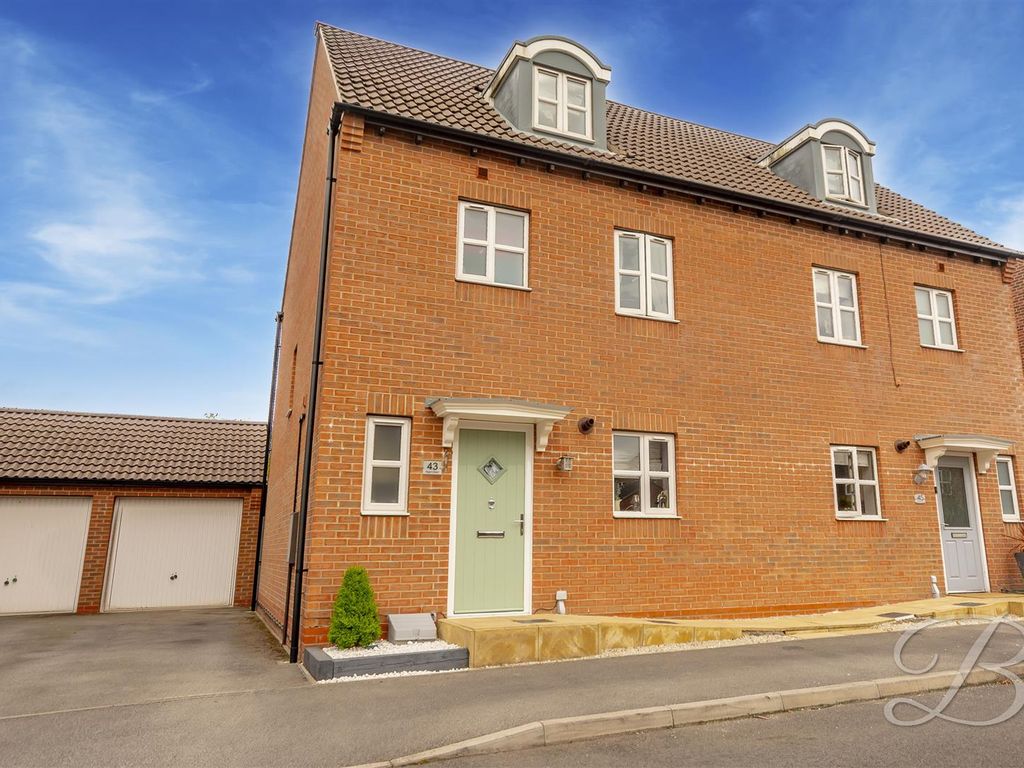 4 bed town house for sale in Piper Close, Mansfield Woodhouse
