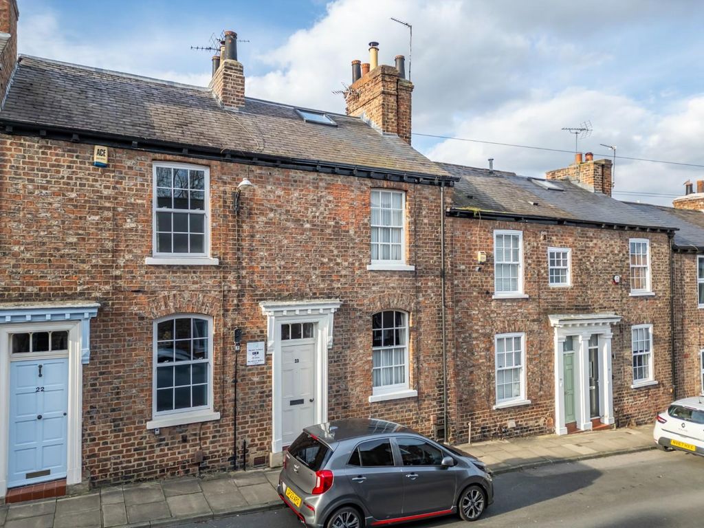 3 bed terraced house for sale in Buckingham Street, York