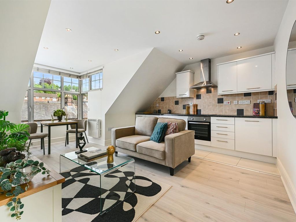 2 bed flat for sale in Broad Street, Chesham HP5, £260,000 Zoopla